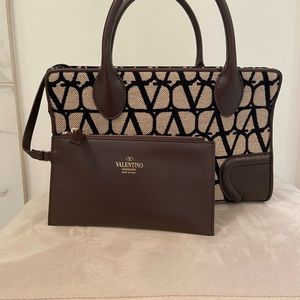 Valentino La Quatrieme small canvas &leather bag. Spring 23 Toile Iconographe